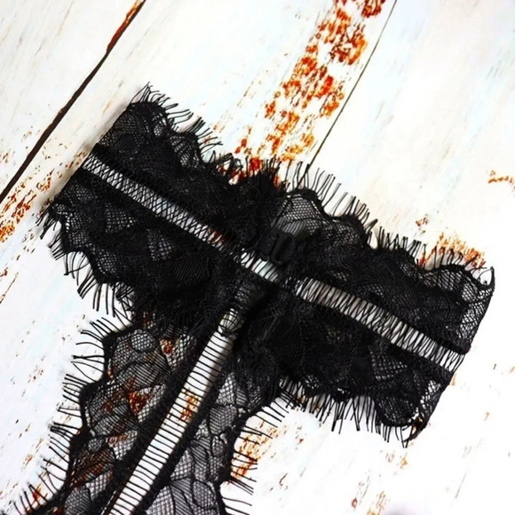 NEW! Floral Eyelash Lace Triangle Choker Bralette - Picture 4 of 7